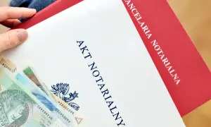 Akt notarialny i polskie banknoty. Kancelaria notarialna oferuje usługi, w tym depozyt notarialny.