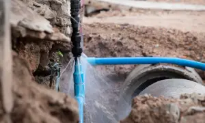 Wyciek z niebieskiej rury wodno-kanalizacyjnej. Zobacz przyłącza wod-kan cennik, aby uniknąć takich awarii.