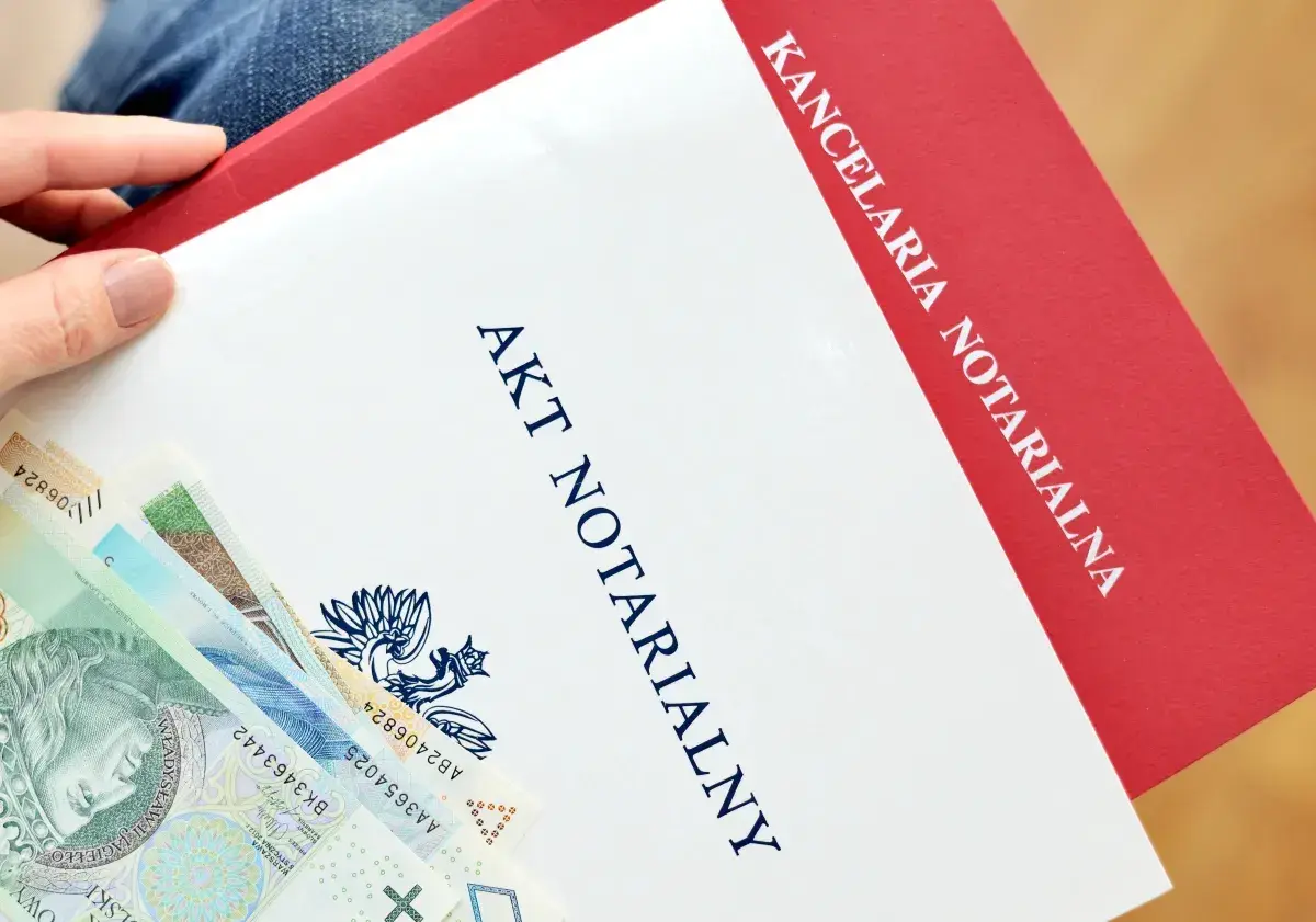 Akt notarialny i polskie banknoty. Kancelaria notarialna oferuje usługi, w tym depozyt notarialny.