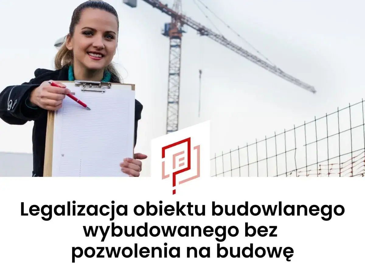 Kobieta z notatnikiem i długopisem na tle budowy. Pomaga w legalizacji samowoli budowlanej.
