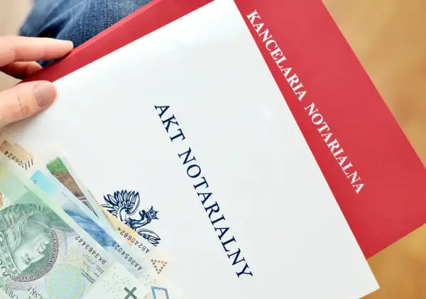 Akt notarialny i polskie banknoty. Kancelaria notarialna oferuje usługi, w tym depozyt notarialny.