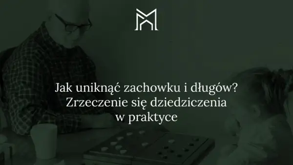 Dziadek i wnuczka grają w warcaby. Tekst: "Jak uniknąć zachowku i długów? Zrzeczenie się dziedziczenia w praktyce".